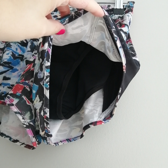 Lululemon Hotty Hot Short II in Culture Clash Multi Black 6 - Picture 6 of 16